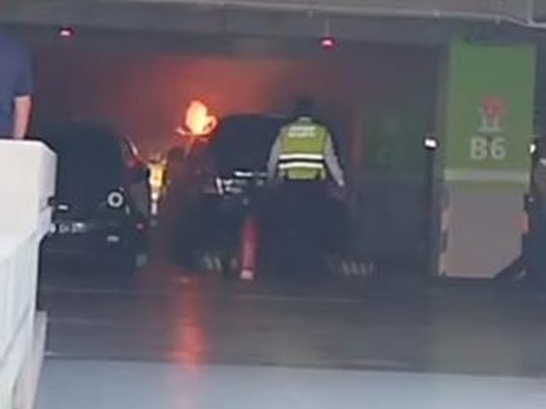 Sebuah minibus terbakar di area gedung parkir internasional (MLCP) di lantai 3 di Bandara Internasional I Gusti Ngurah Rai, Tuban, Badung, Kamis (3/8/2023). (Tangkapan Layar)