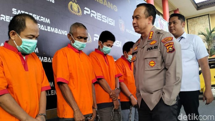 Sindikat pencuri pupuk kelapa sawit dari gudang di Sumsel ditangkap. (Prima Syahbana/detikSumbagsel)