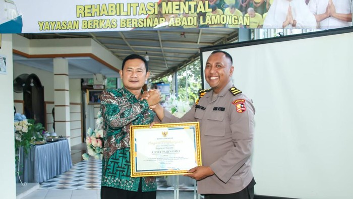 Siswa Setukpa Polri Purnomo dapat penghargaan dari Bupati Lamongan