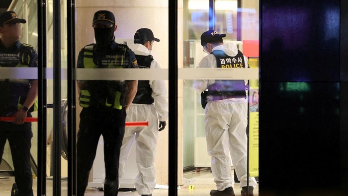 SOUTHKOREA-STABBING/ Policemen examine a scene where, according to media reports, nine people have been stabbed and four others hurt by a car driven by the suspected attacker in Seongnam, South Korea, August 3, 2023. Yonhap via REUTERS THIS IMAGE HAS BEEN SUPPLIED BY A THIRD PARTY. NO RESALES. NO ARCHIVES. SOUTH KOREA OUT. NO COMMERCIAL OR EDITORIAL SALES IN SOUTH KOREA.
