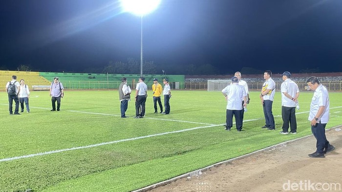 Tim dari Kementrian PUPR dan BPPW Sulsel mengecek kondisi Stadion Gelora BJ Habibie untuk persiapan direnovasi.
