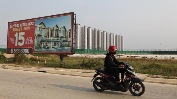 Suasana Desa Muara yang terhimpit gedung apartemen Tokyo Riverside Pik 2 di Desa Lemo, Teluknaga, Tangerang, Rabu (2/8/2023). (CNBC Indonesia/Muhammad Sabki)