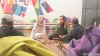 Esti dan perwakilan massa penolak Rocky Gerung sempat berdiskusi dengan panitia penyelenggara. Kita menghargai kebebasan untuk berkumpul menyampaikan pendapat tetapi kita sudah tahu bahwa Rocky yang mau hadir di malam ini dia yang sudah menghina Jokowi, Presiden, kata Esti. Foto: Agus Septiawan/detikJogja