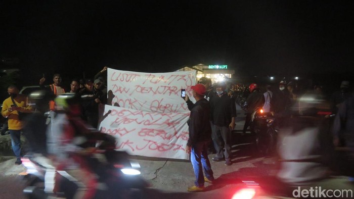 Suasana lokasi diskusi yang rencananya dihadiri Rocky Gerung di sebuah kafe di Gamping, Sleman, berujung penolakan massa, Rabu (2/8/2023) malam. Suasana lokasi diskusi yang rencananya dihadiri Rocky Gerung di sebuah kafe di Gamping, Sleman, berujung penolakan massa, Rabu (2/8/2023) malam.
