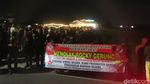 Potret Massa Geruduk-Tolak Rocky Gerung Jadi Pembicara Diskusi di Sleman