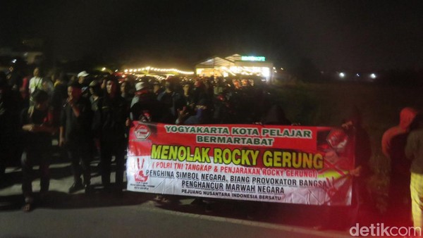Potret Massa Geruduk-Tolak Rocky Gerung Jadi Pembicara Diskusi di Sleman