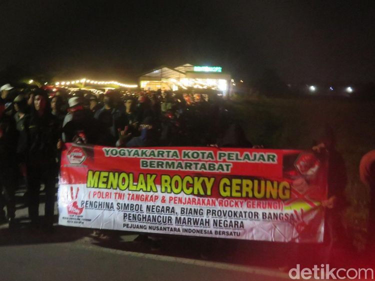 Potret Massa Geruduk-Tolak Rocky Gerung Jadi Pembicara Diskusi di Sleman