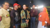 Anggota DPR RI dapil DIY MY Esti Wijayanti turut mendatangi lokasi diskusi. Ia mempertanyakan keputusan panitia mengundang Rocky Gerung. Foto: Agus Septiawan/detikJogja