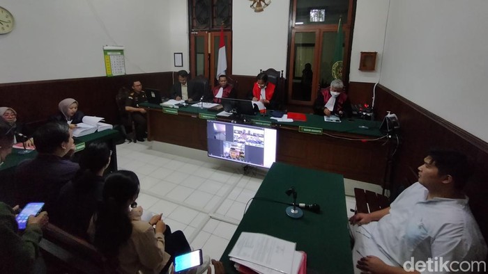 Suasana sidang pemalsuan merek kosmetik di PN Surabaya