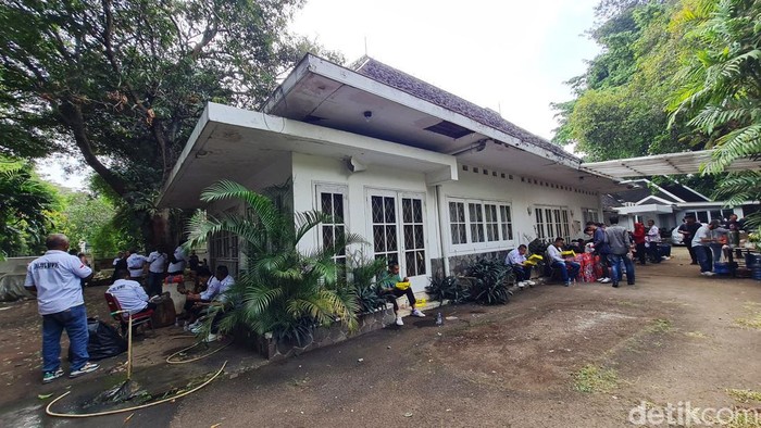 Suasana Terkini Rumah Guruh yang Akan Dieksekusi PN Jaksel Rumah Guruh Soekarnoputra akan dieksekusi Pengadilan Negeri Jakarta Selatan, Kamis (3/8/2023). Rumah Guruh Soekarnoputra yang akan dieksekusi berada di Jalan Sriwijaya III Nomor 1, Kebayoran Baru, Jakarta Selatan.