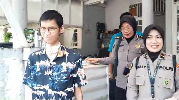 Sultan Rifat Alfatih, mahasiswa korban kabel Bali Tower dibawa tim dokter untuk dirawat di RS Polri Kramat Jati, Jakarta Timur.