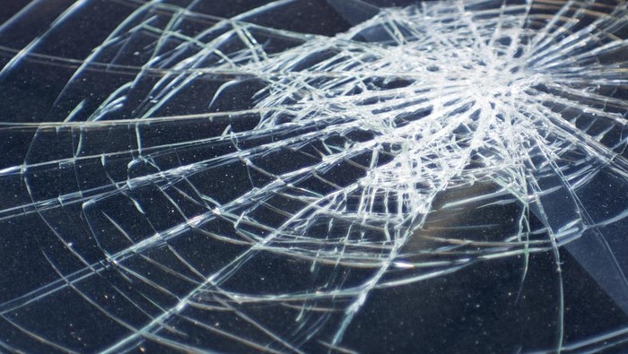 Sebuah truk tronton mengalami rem blong dan menabrak sejumlah kendaraan dalam tabrakan beruntun di Cianjur. Akibatnya, dua pengendara motor meninggal dunia.