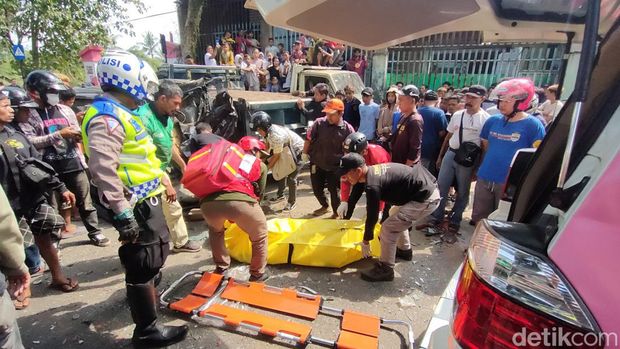 Sebuah truk tronton mengalami rem blong dan menabrak sejumlah kendaraan dalam tabrakan beruntun di Cianjur. Akibatnya, dua pengendara motor meninggal dunia.