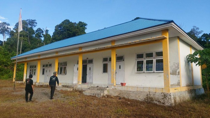 Lokasi SDN 006 Lumbis Ogong, Nunukan, Kalimantan Utara yang jauh dari permukiman warga membuat sekolah itu mengalami kesulitan air dan listrik. Yuk, kita bantu!