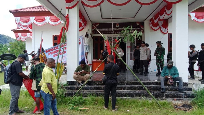 Kantor KPU Kabupaten Tambrauw, Papua Barat Daya disegel warga dengan menggunakan bambu dan kain gegara satu nama komisioner diganti.