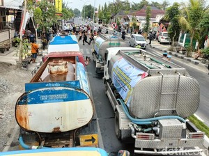 Puluhan Truk Tangki Dropping Air Bersih ke 9 Kecamatan di Bojonegoro