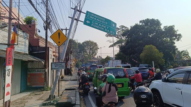Tiang jalan miring di Jalan Raya Bogor