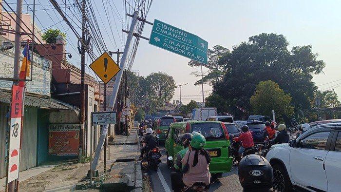 Tiang jalan miring di Jalan Raya Bogor