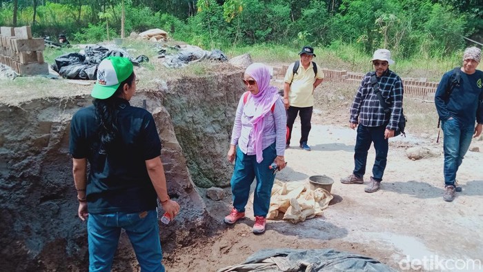 Tim arkeolog dari BRIN mengecek lokasi temuan guci di Dusun Kropakan, Desa Mranggen, Kecamatan Jatinom, Klaten, Kamis (3/8/2023).