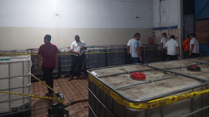 TNI menggerebek gudang yang menimbun solar subsidi di Medan. (Dok Kodam I/BB).