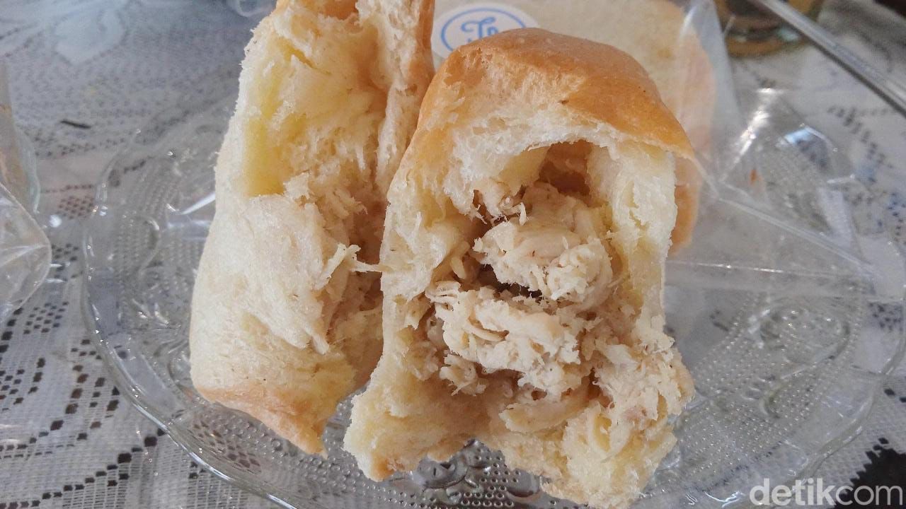 Nyamm! Lembutnya Roti Sisir Klasik Isian Unik yang Sedang Viral