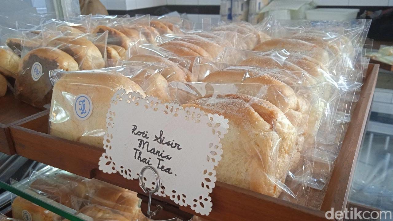 Nyamm! Lembutnya Roti Sisir Klasik Isian Unik yang Sedang Viral