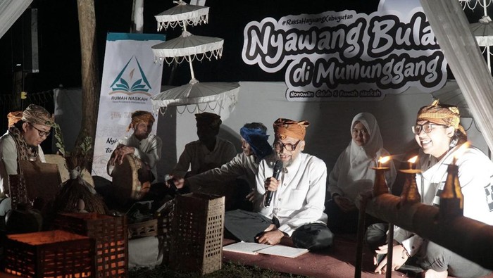 Tradisi membaca naskah Wawacan Sulanjana.