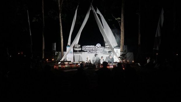 Tradisi membaca naskah Wawacan Sulanjana.