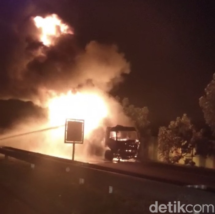 Truk tangki BBM Pertamina terbakar di Tol Belmera, Medan.