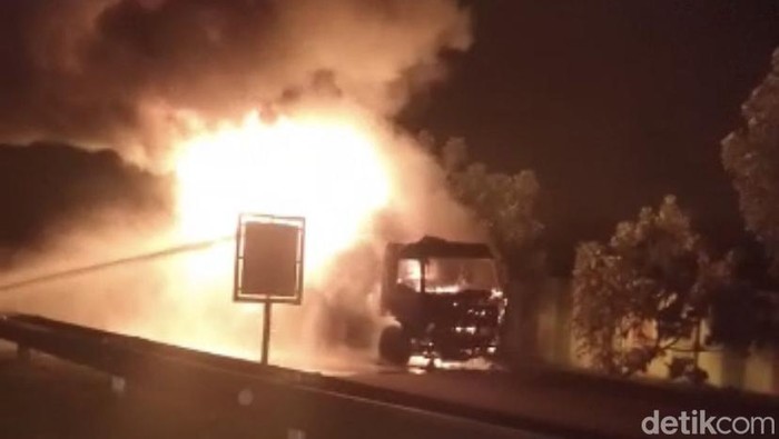 Truk tangki BBM Pertamina terbakar di Tol Belmera, Medan.