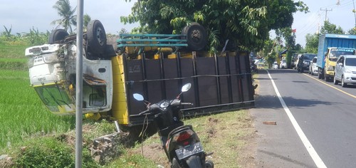 Truk terguling seusai terlibat kecelakaan lalu lintas di Jalur Denpasar-Gilimanuk tepatnya di Desa Yehembang, Kecamatan Mendoyo, Jembrana, Kamis (3/7/2023). (IST)