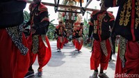 Kegiatan kirab budaya itu dalam rangka memeriahkan acara hajatan warga.