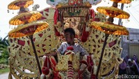 Diketahui, ornamen kirab ini didapatkan warga dari menyewa dengan ongkos hingga Rp 4,5 juta.