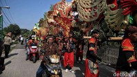 Kirab ini dilakukan dengan cara pawai ke jalan raya.