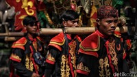 Para peserta kirab pun mengenakan pakaian senada yang kompak.