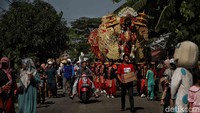 Sejumlah warga melakukab kirab budaya hajatan di Desa Harapan Jaya, Kabupaten Bekasi, Jawa Barat, Kamis (3/8/2023).