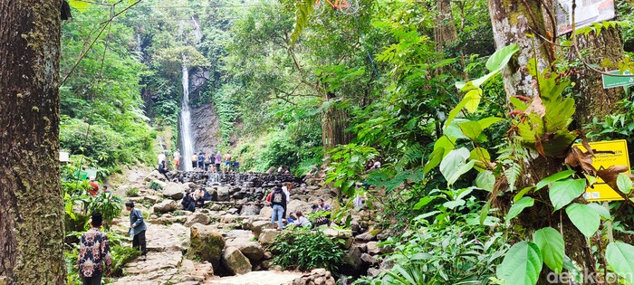 Turis Arab di Curug Cilember Bogor
