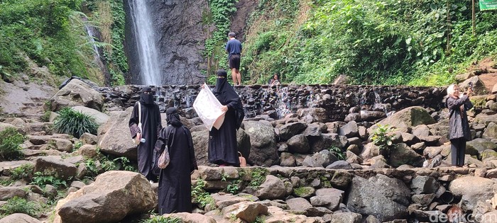 Turis Arab di Curug Cilember Bogor