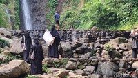 Saat detikTravel berkunjung ke sana, kebanyakan yang duduk di tikar adalah ibu-ibu Arab. (bonauli/detikcom)