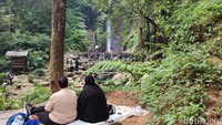 Turis Arab kebanyakan hanya trekking dan piknik di sekitar kolam. Dari pantauan, mereka jarang nyebur seperti wisatawan lokal. (bonauli/detikcom)