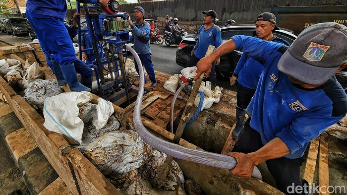 Upaya Menangkal Genangan dan Banjir di Perempatan Seskoal Cipulir Para pekerja dari Suku Dinas Sumber Daya Air Jaksel melakukan pengeboran di median Jl Ciledug Raya, Cipulir, Jakarta Selatan, Kamis (3/8/2023) atau yang dikenal sebagai perempatan Seskoal. Upaya ini menjadi bagian dari usaha menangkal banjir dan genangan di wilayah tersebut.