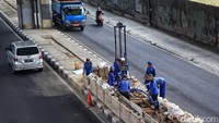 Para pekerja dari Suku Dinas Sumber Daya Air Jaksel melakukan pengeboran di kawasan Jalan Ciledug Raya, Cipulir atau yang dikenal sebagai perempatan Seskoal, Kamis (3/8/2023).  