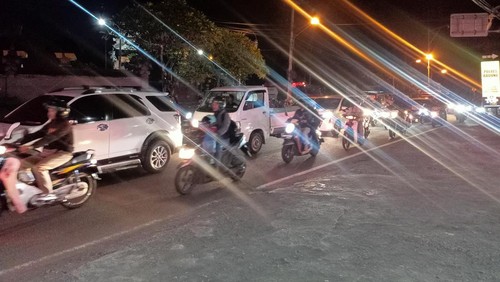 Volume kendaraan berpelat Buleleng terlihat memadati ruas jalur Denpasar-Singaraja, Kamis (3/8/2023) malam. (Agus Eka/detikBali)