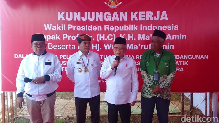 Wakil Presiden (Wapres) Maruf Amin (ketiga dari kiri) kembali mengingatkan pesan Presiden Joko Widodo (Jokowi) agar menteri-menteri tak melalaikan tugas karena pemilu. (Rakhmad HP/detikcom)