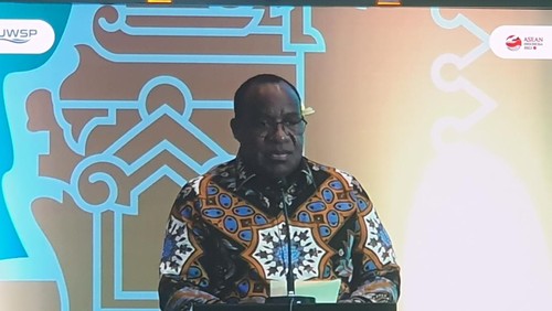 Wamendagri John Wempi Wetipo saat menyambut pembukaan acara “Workshop Dukungan Eksekutif dan Legislatif dalam Pengembangan Program Air Minum di Perkotaan” (National Urban Water Supply Project/NUWSP) di The Trans Resort Bali, Kuta, Badung, Kamis (3/8/2023).