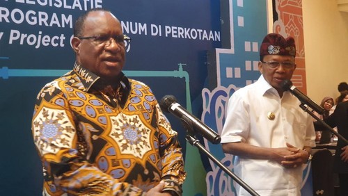 Wamendagri John Wempi Wetipo seusai pembukaan Workshop Dukungan Eksekutif dan Legislatif dalam Pengembangan Program Air Minum di Perkotaan (National Urban Water Supply Project/NUWSP) di The Trans Resort Bali, Kuta, Badung, Kamis (3/8/2023). (Ronatal Siahaan/detikBali).