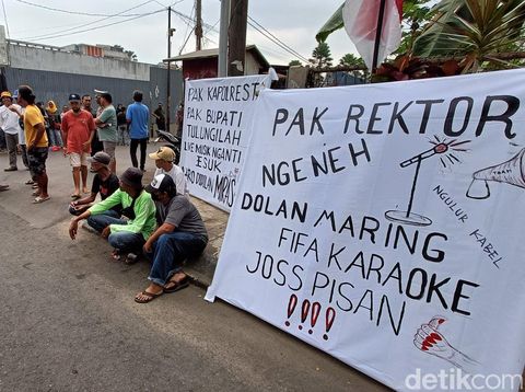 Warga berunjuk rasa karena terganggu suara bising dari Fifa Lounge Billiard KTV dan Executive Karaoke di Kelurahan Purwokerto Lor, Kecamatan Purwokerto Timur, Banyumas, Kamis (3/8/2023).