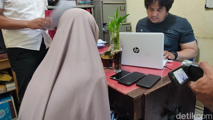Warga Cirebon, IN (pakai masker) saat diperiksa usai kedapatan mencuri ponsel di pengajian, Genuk, Kamis (28/7/2023).