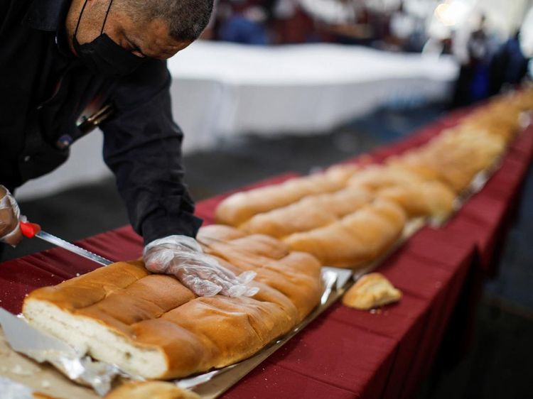 Warga Meksiko Bikin Sandwich Terpanjang untuk Pecahkan Rekor Baru