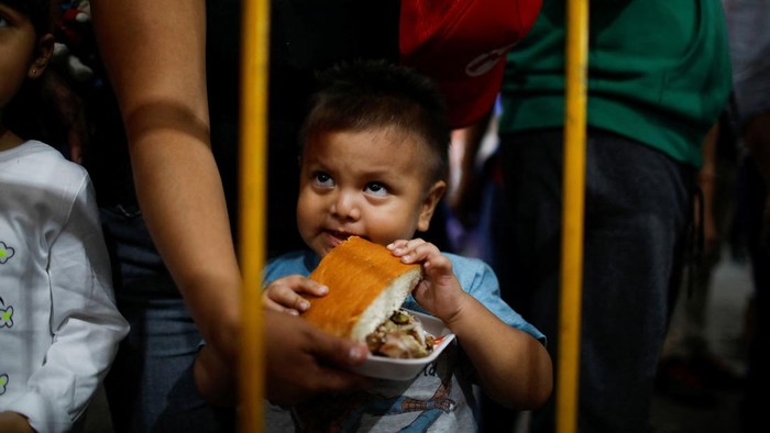 Warga Meksiko Bikin Sandwich Terpanjang yang Pernah Dibuat A man cuts bread as people participate in an event to set a new record for the longest sandwich ever made, measuring 75.20 meters long, in Mexico City, Mexico. August 2, 2023. REUTERS/Raquel Cunha